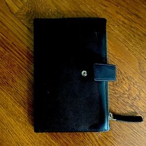 Everlane black folio wallet
